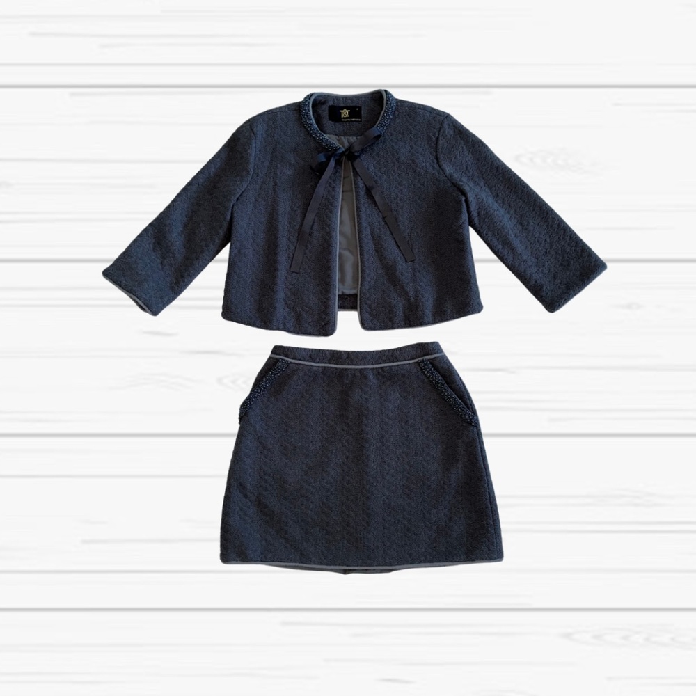 Retro-Inspired Beaded Two-Piece-Set: Grey Jacket & Skirt